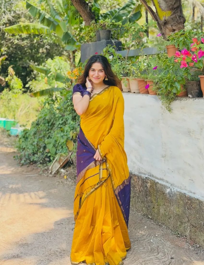 Gold Butti Banarasi Saree
