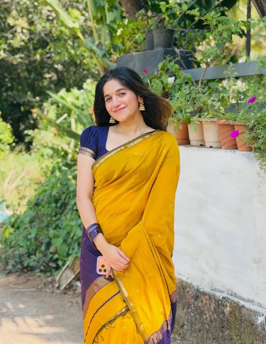 Gold Butti Banarasi Saree